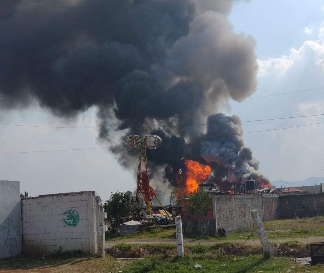 Fuerte incendio de bodega de químicos en Teoloyucan, Edomex. Noticias en tiempo real