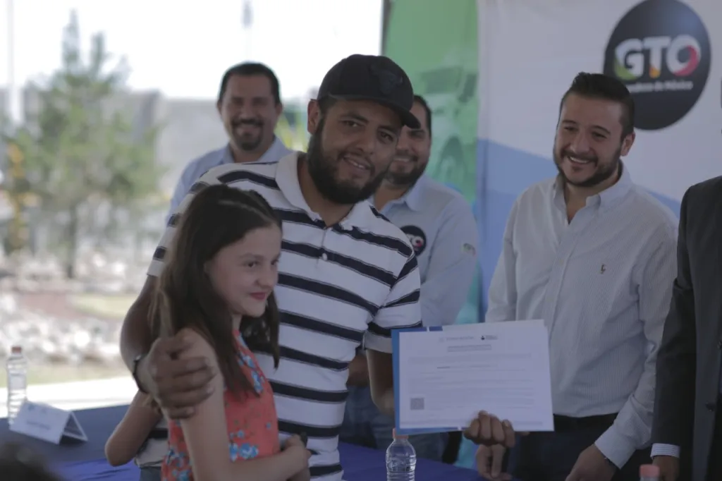 Entregan certificados de primaria a trabajadores de limpieza de León. Noticias en tiempo real