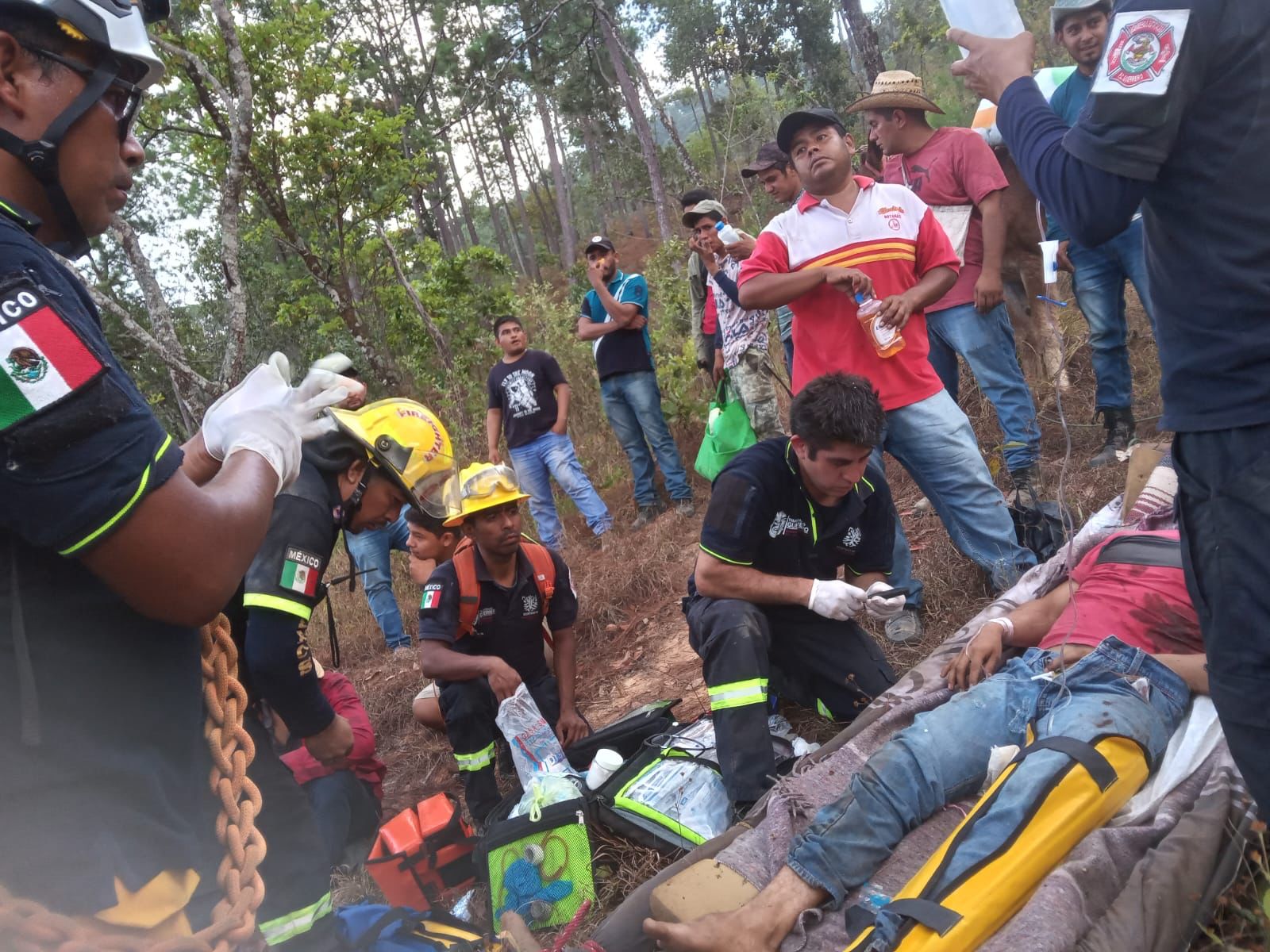 Personal de PC rescata a persona que cayó a un barranco en Jaleaca de Catalán, Guerrero. Noticias en tiempo real