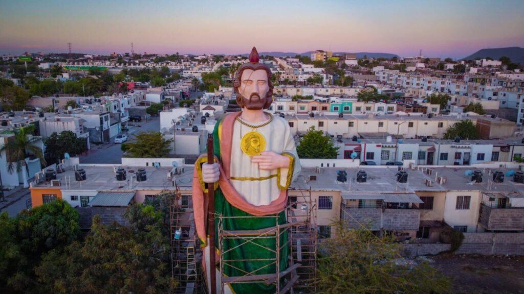 Arriba a Badiraguato escultura gigante de San Judas Tadeo. Noticias en tiempo real